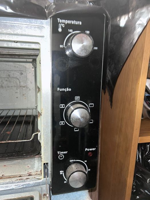 Forno  elétrico, com marcas de uso mais pegando perfeitamente