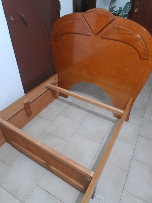 Cama solteiro de madeira com arrumação + colchão