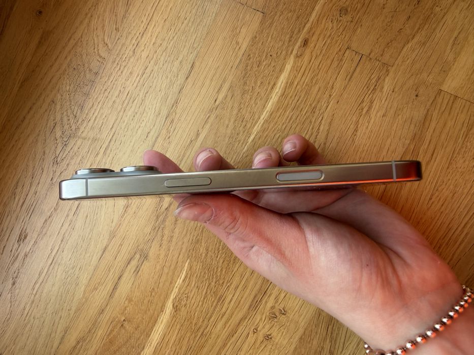 iPhone 16 pro 256 natural titanium