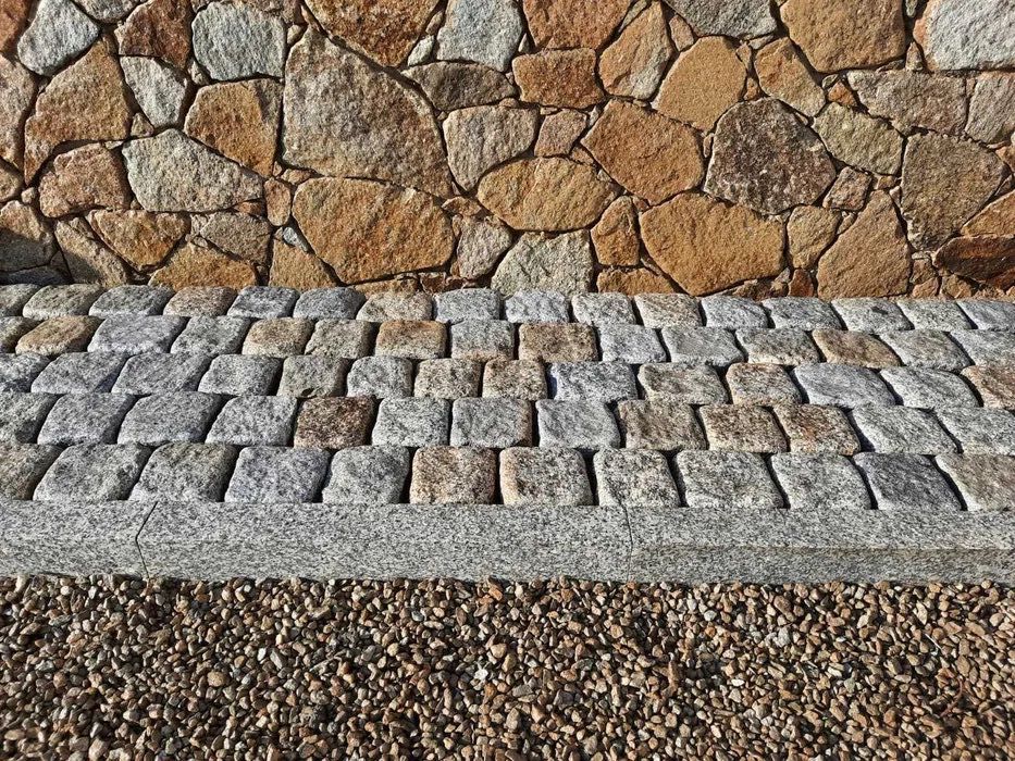 Kostka granitowa otoczona 4/6 żółto - szara