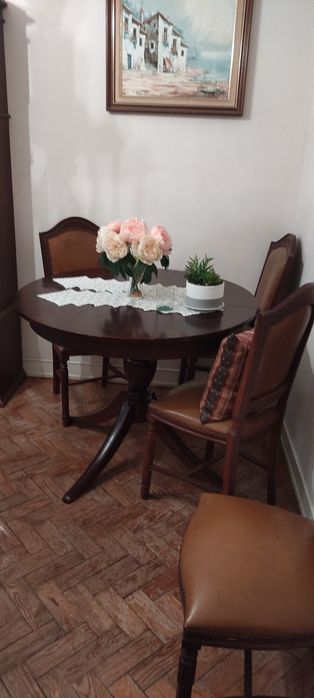 Mesa de sala com cadeiras