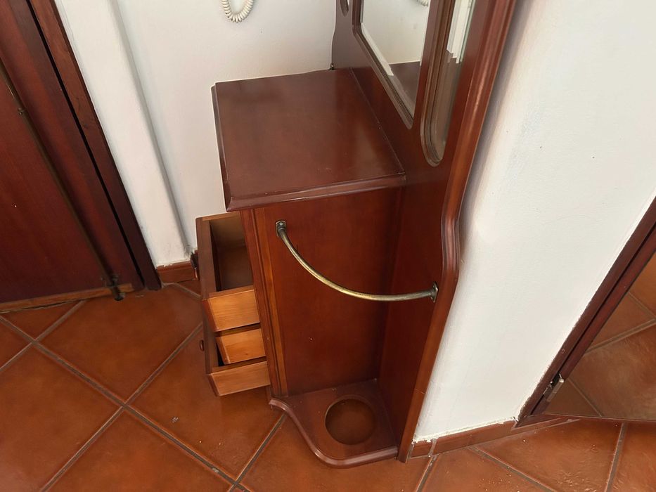 Móvel de entrada com espelho e gavetas