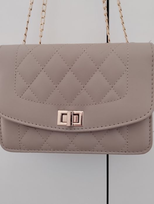 Mala creme com corrente dourada. Nova.