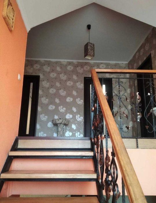 Гарний просторий будинок у передмісті Одеси