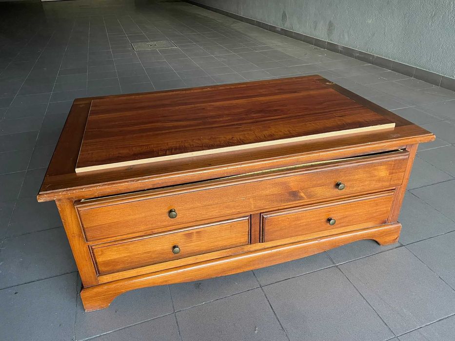 Mesa de centro rustica, em madeira com três gavetões