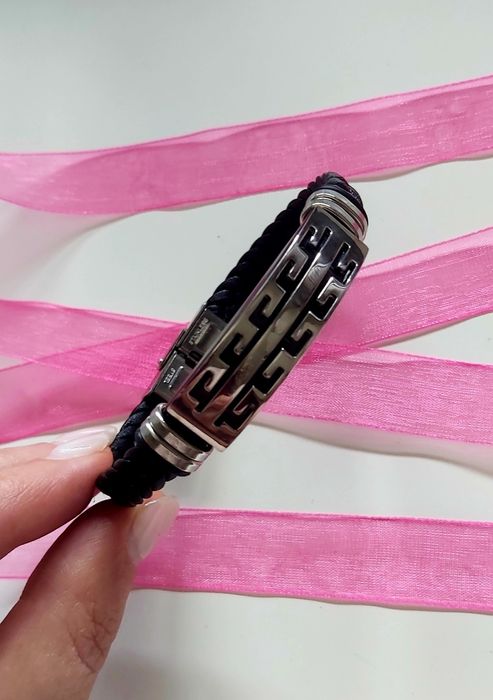 Pulseira em couro preto e aço prateado. Fácil aperto