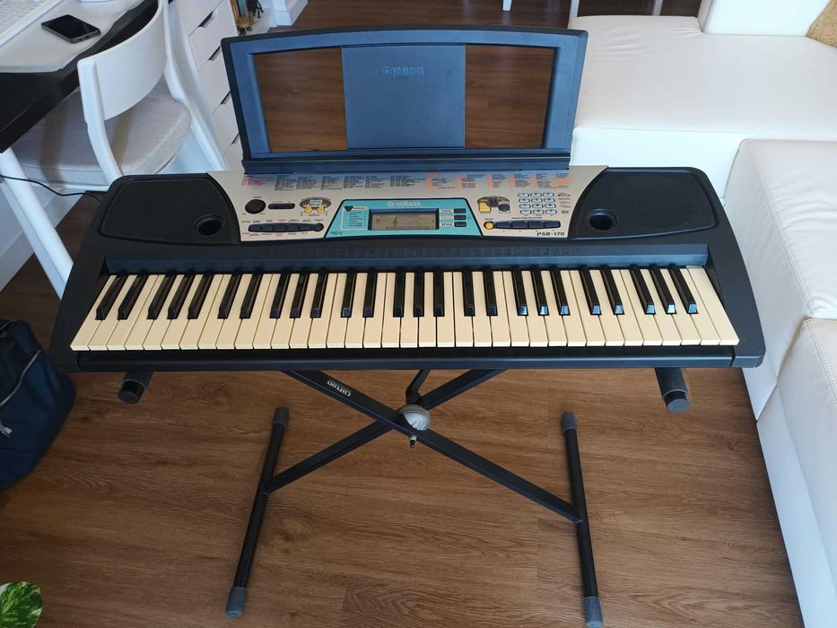 Teclado Yamaha PSR-170 com suporte