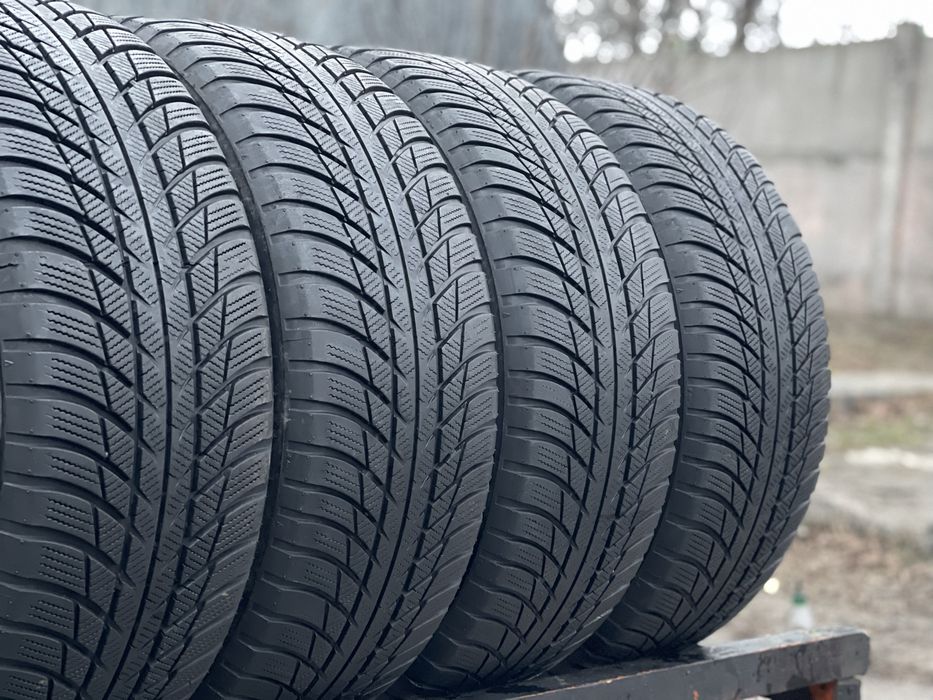 Шини Зимові 4шт 215/55 R17 Bridgestone Blizzak Lm 001