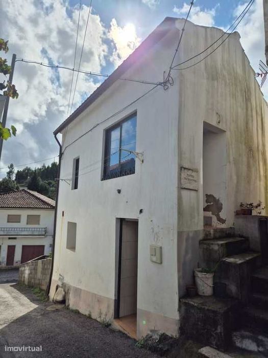 Pequena moradia no centro da aldeia do Troviscal