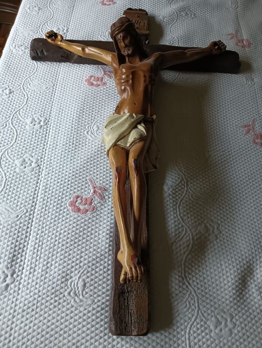 Crucifixo grande de parede em marfinite