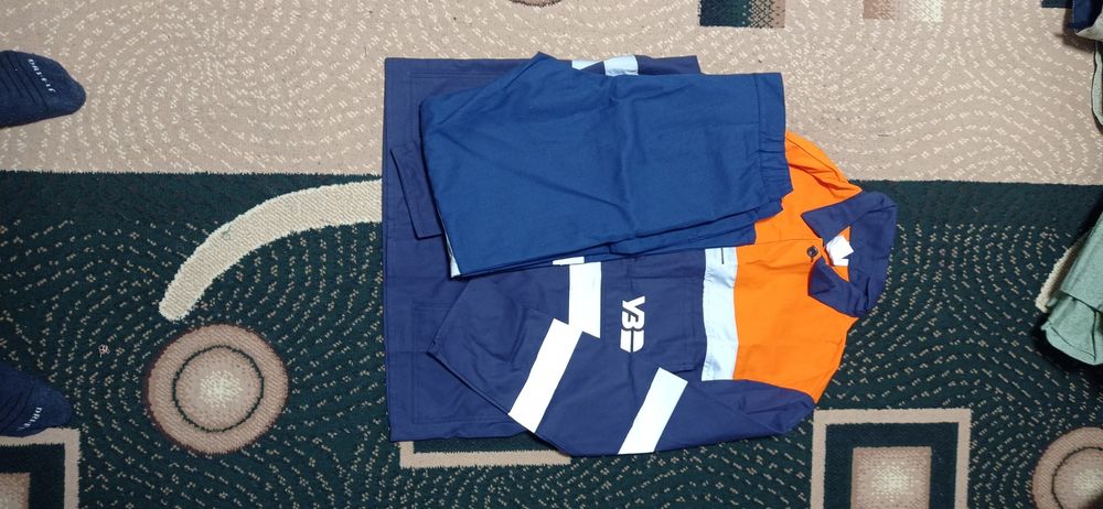 Робочий костюм зі світловідбивними маячками