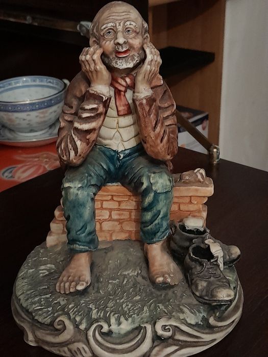 Estatueta antiga em bom estado