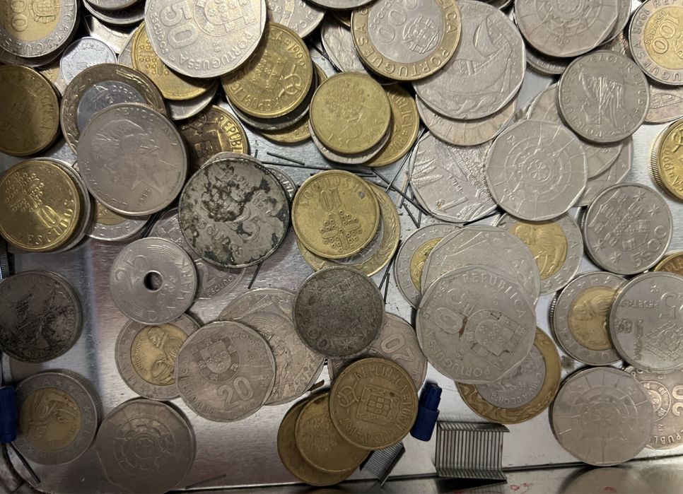 Caixa com moedas antigas