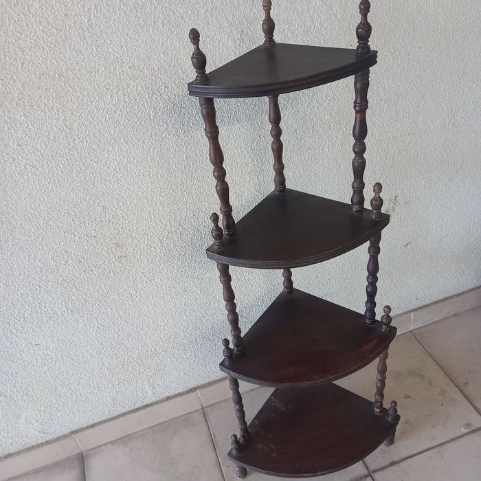 Móvel antigo de canto para decoração.