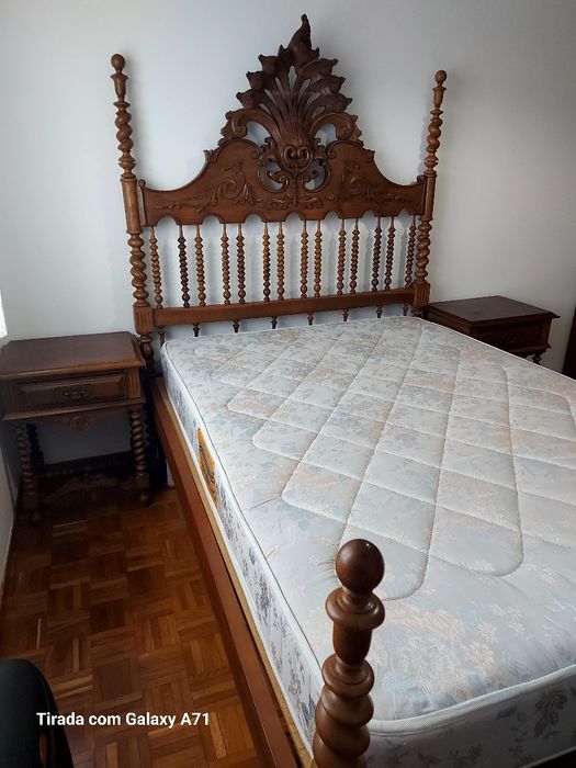 Cama de casal em madeira maciça