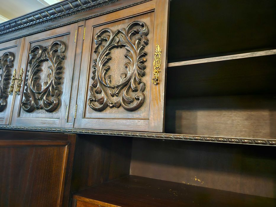 Enormíssimo roupeiro antigo em madeira maciça trabalhada - óptim