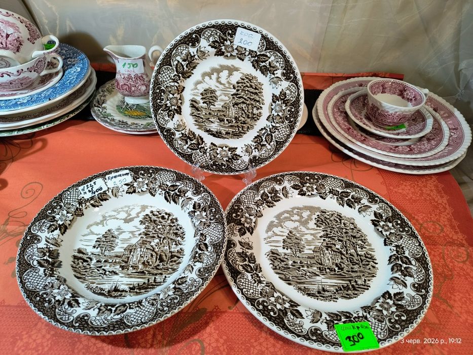Чашка, тарілка Англія червона з кракелюром або сколом