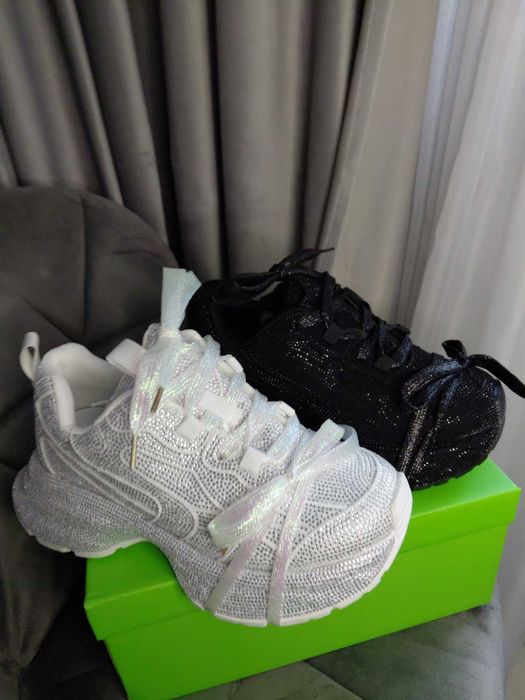 Продам кросівки з  камінчиками