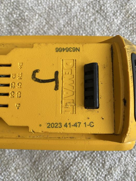 Литий-ионный аккумулятор DeWALT DCB184 XR