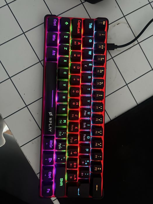 Vendo PC GAMING COMPLETO COM SECRETARIA MONITOR PERIFERICOS PS4 e televisao  e retiro os adesivos se necessario a com mais um rato e eum teclado