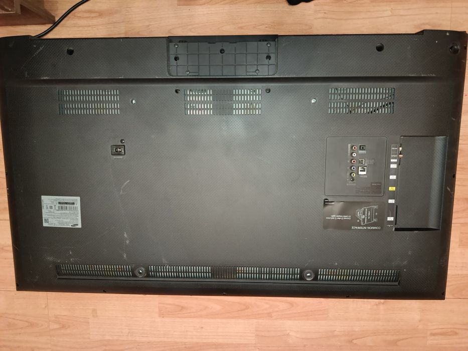 Продаю телевизор Samsung UE48J5500AU разбит экран.