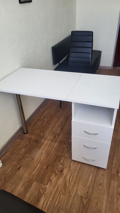 Продам стіл манікюрний