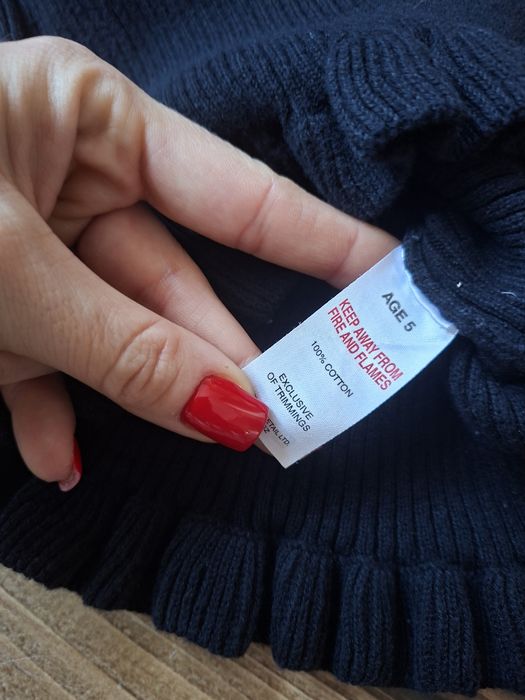 Czarny golf falbany - 110