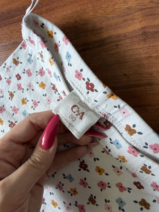 Białe legginsy C&A 74-80 w kwiatuszki