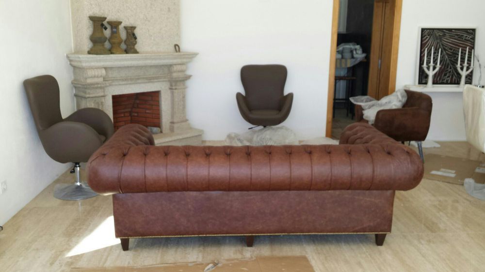 Sofá chesterfield em pele envelhecida com pé de rodízio- novo
