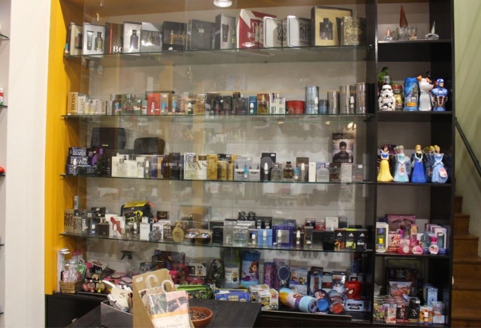 Vendo móvel (2,5 x 2,7 m2) em MDF com prateleiras em vidro