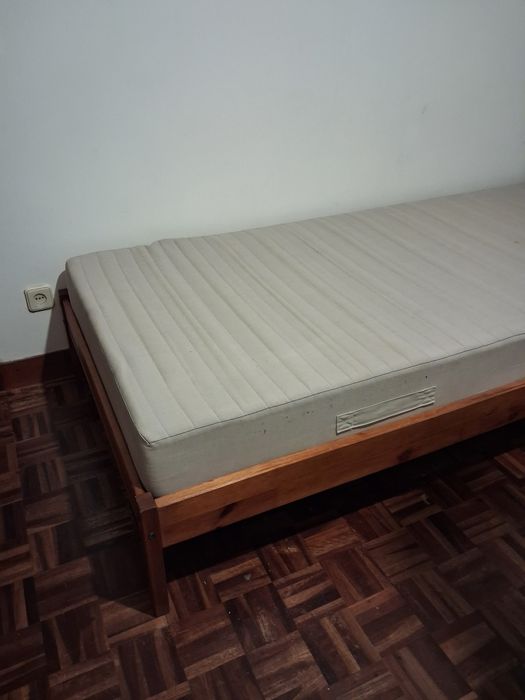 Cama de solteiro com estrado de madeira e oferta de colchão (usado)