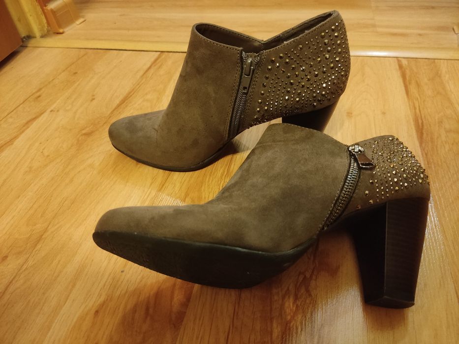 Jak nowe zamszowe wiosenne  botki na obcasie. Deichmann, r. 40
