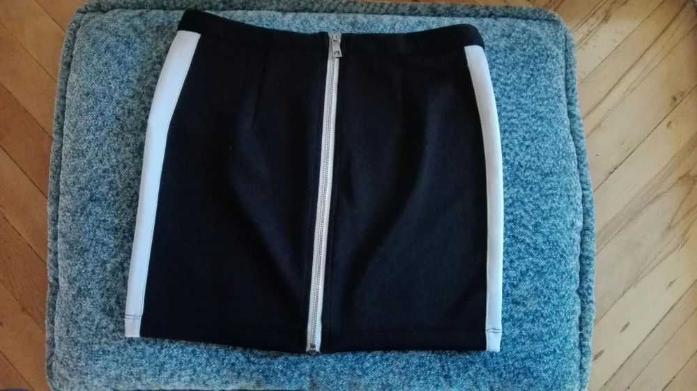 Czarna seksowna mini rozsuwana z tyłu do końca rozm. XS Cropp