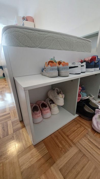 Cama de criança com gavetas e arrumação