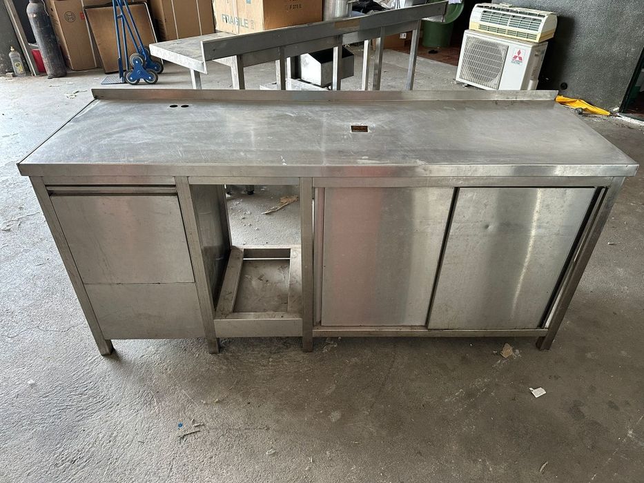 Mesa ou bancada para hotelaria