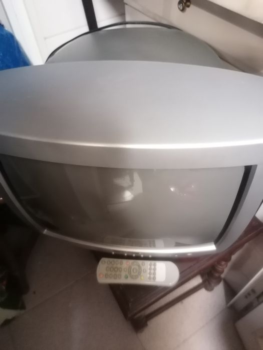 Televisão pequena com comando