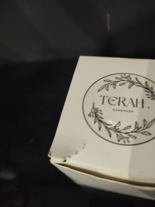 Vela aromática em recipiente cerâmico preto com tampa