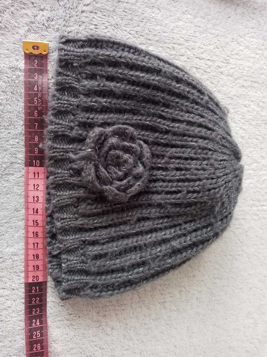 Sprzedam beret z kwiatkiem