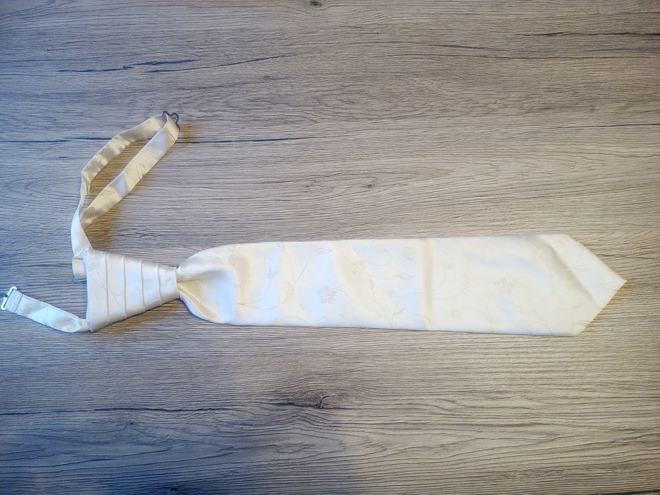 Krawat wraz z chusteczką.