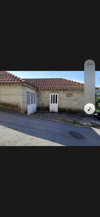 Casa junto à barragem de Daivões