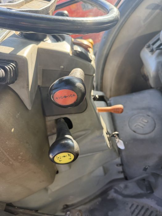 NEW HOLLAND T3020 4x4 — CABINE + AR CONDICIONADO + PNEUS NOVOS