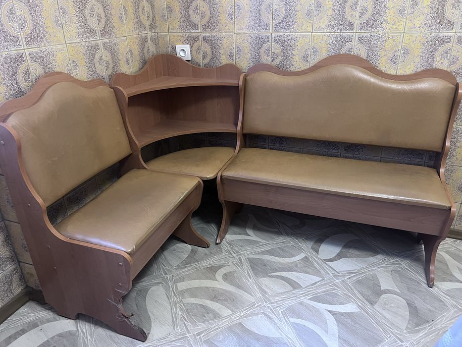 Меблі для кухні, диван та один табурет