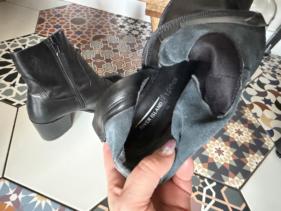 Czarne skórzane botki na szerokim obcasie River Island 39