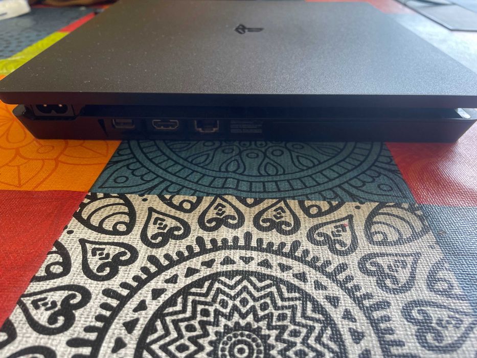 Playstation 4 Slim 1TB com 2 Comandos