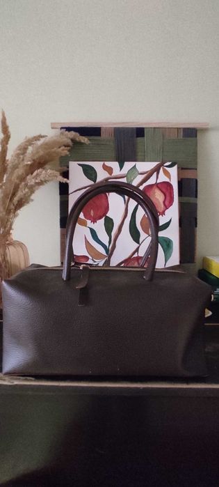 Містка сумка в благородному коричневому кольорі