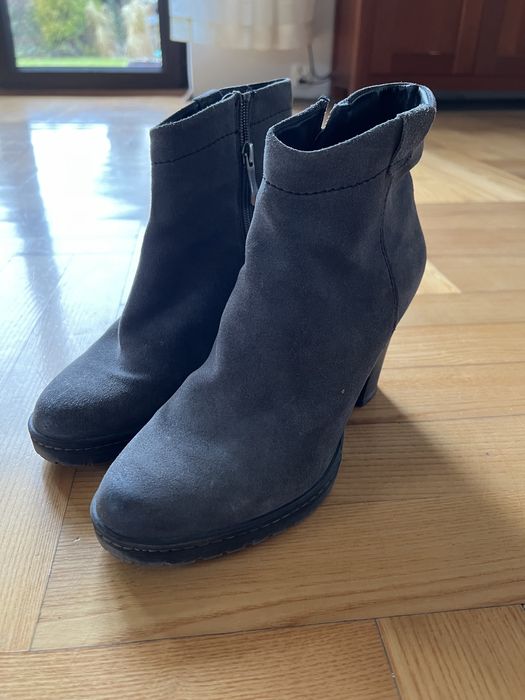 Botki szare na słupku