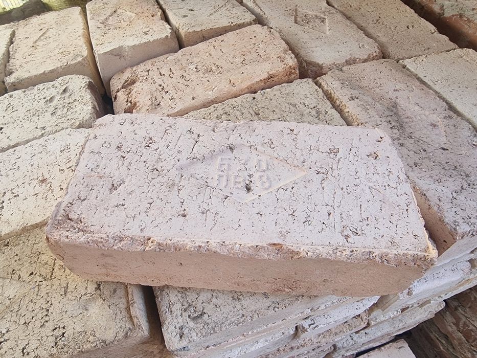 Цегла вогнетривка Нова