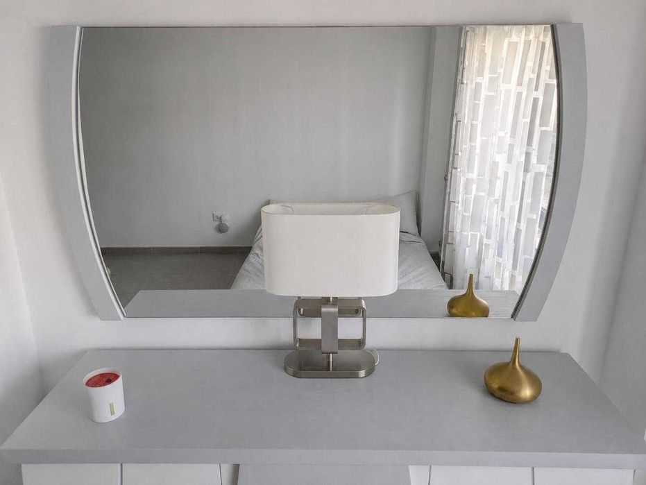 Aparador de sala com espelho em branco lacado e carvalho cinzento | Fly Panamera