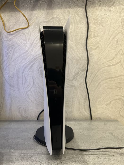 Терміново продам PS5 digital 800gb + джойстик