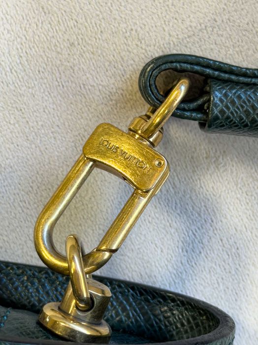Louis Vuitton Pochette Baikal Taiga Épicea Verde – Detalhes Dourados